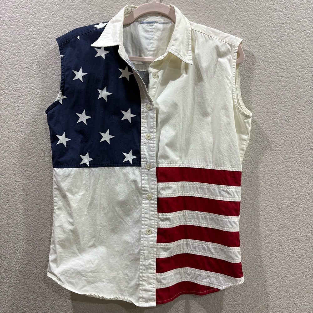 Sleeveless Button-Down Shirt with Stars & Stripes Print - White/Blue/Red READ